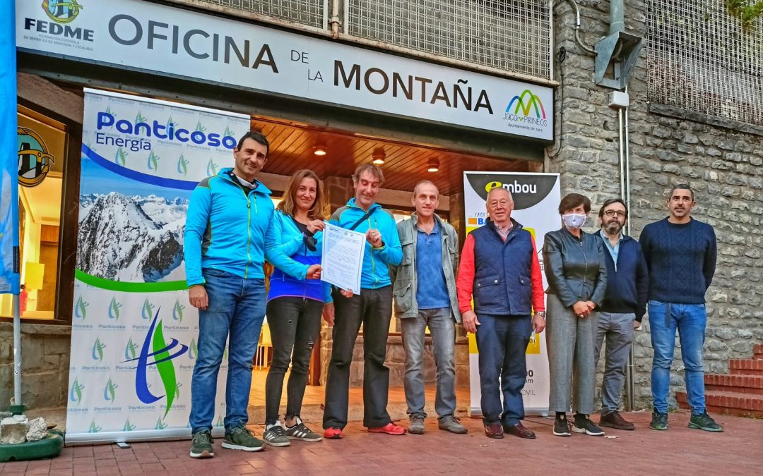 La organización del Trail Valle de Tena recibe el sello Green CXM Trail FEDME en la Oficina de la Montaña